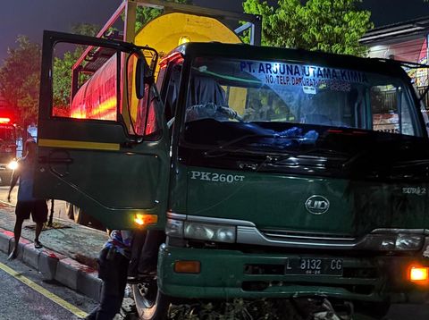 Evakuasi truk tangki bermuatan bahan kimia di Tegalyoso, Klaten, Jumat (26/9/2025) dini hari.