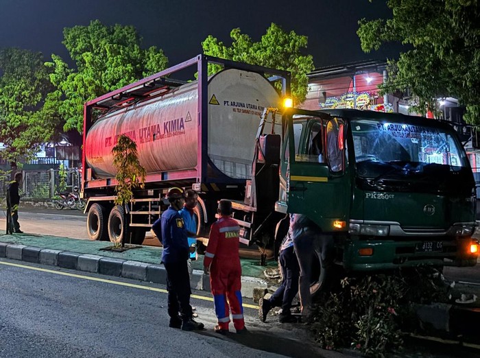 Evakuasi truk tangki bermuatan bahan kimia di Tegalyoso, Klaten, Jumat (26/9/2025) dini hari.