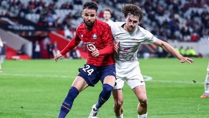 Lilles Indonesian defender #24 Calvin Verdonk (L) fights for the ball with Brann Bergens Belgian defender #21 Denzel De Roeve during the UEFA Europa League 1st round day 1 football match between LOSC Lille and SK Brann at the Stade Pierre-Mauroy in Villeneuve-dAscq, northern France, on September 25, 2025. (Photo by Sameer Al-DOUMY / AFP)