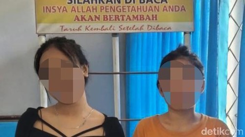 FU dan MU ketika diamankan di Kantor Camat Labuhan Haji, setelah kos-kosanya di gerebek oleh Sat Pol PP, Kamis, (25/9/2025).
