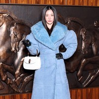 Park Gyu Young bergabung dalam keluarga Gucci menyusul kesuksesan dramanya, Squid Game 3. Sang aktris tampil elegan berbalut coat dress biru dengan aksen bulu-bulu untuk kehadirannya di Milan Fashion Week. Foto: Getty Images