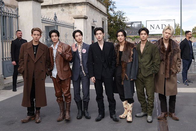 Ketujuh personel grup KPop ENHYPEN kembali menjadi tamu istimewa di Milan Fashion Week 2025 sebagai brand ambassador Prada. Jungwon, Heeseung, Jay, Jake, Sunghoon, Sunoo, dan Ni-ki memperlihatkan pesona berbeda dengan setelan jas hingga coat bulu-bulu. Foto: Getty Images
