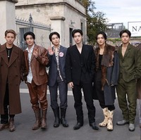 Ketujuh personel grup KPop ENHYPEN kembali menjadi tamu istimewa di Milan Fashion Week 2025 sebagai brand ambassador Prada. Jungwon, Heeseung, Jay, Jake, Sunghoon, Sunoo, dan Ni-ki memperlihatkan pesona berbeda dengan setelan jas hingga coat bulu-bulu. Foto: Getty Images