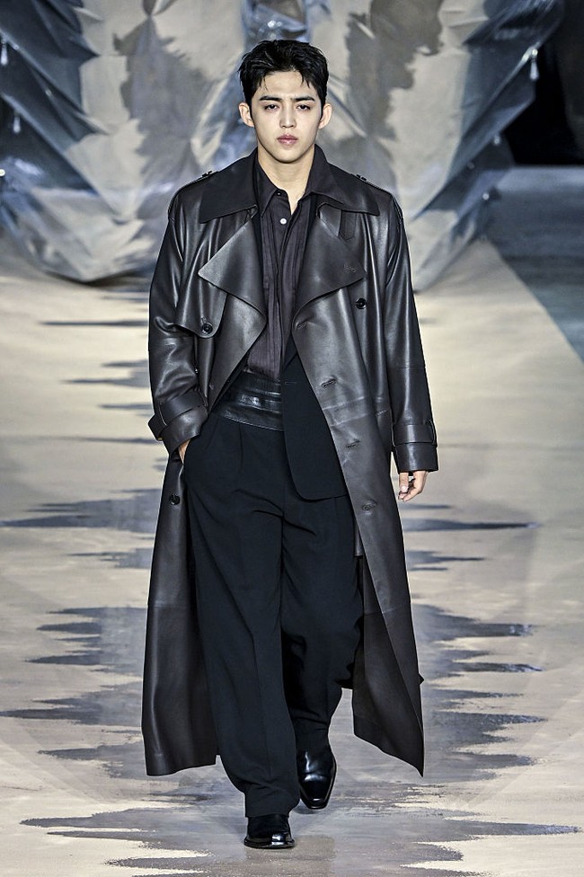 S.Coups SEVENTEEN bersinar sebagai sebagai satu-satunya artis Korea yang berlenggak di runway Milan Fashion Week 2025. Pelantun ‘SUPER’ itu membuktikan pengaruhnya sebagai global ambassador BOSS, memeragakan kemeja dan coat kulit berwarna coklat. Foto: Getty Images