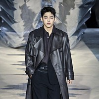 S.Coups SEVENTEEN bersinar sebagai sebagai satu-satunya artis Korea yang berlenggak di runway Milan Fashion Week 2025. Pelantun ‘SUPER’ itu membuktikan pengaruhnya sebagai global ambassador BOSS, memeragakan kemeja dan coat kulit berwarna coklat. Foto: Getty Images
