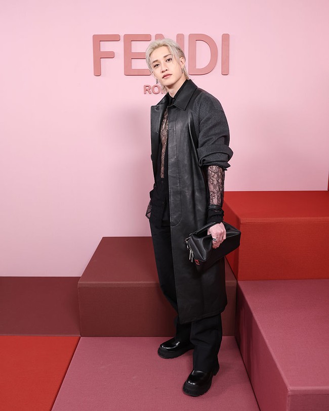 Leader grup KPop Stray Kids, Bang Chan tampil berani dalam balutan kemeja renda hitam semi transparan, yang mengekspos ototnya. Gayanya dilengkapi dengan jaket kulit Fendi. Foto: Getty Images