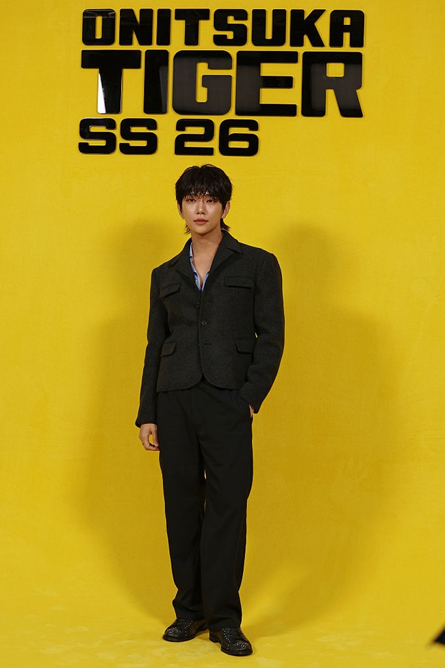 Satu lagi personel grup KPop SEVENTEEN yang menunjukkan eksistensinya di Milan Fashion Week. Joshua hadir sebagai perwakilan Onitsuka Tiger berbalut setelan blazer dan celana hitam, dengan aksen biru  dari kemeja panjang yang ia kenakan. Foto: Getty Images