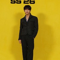 Satu lagi personel grup KPop SEVENTEEN yang menunjukkan eksistensinya di Milan Fashion Week. Joshua hadir sebagai perwakilan Onitsuka Tiger berbalut setelan blazer dan celana hitam, dengan aksen biru  dari kemeja panjang yang ia kenakan. Foto: Getty Images