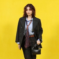 Di tahun ketiganya menjadi brand ambassador Onitsuka Tiger, Momo TWICE menghadiri Milan Fashion Week dengan office look. Terdiri dari paduan blazer hitam, kemeja biru, dasi beraksen rumbai, serta scrunched black boots. Foto: Getty Images