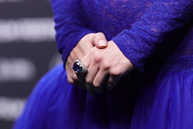 Sebagai pelengkap, Johnson mengenakan anting dan cincin mencolok dari Roberto Coin. Aktris yang rutin bekerja sama dengan penata gaya Kate Young itu resmi didapuk sebagai global ambassador untuk label perhiasan asal Italia tersebut sejak Mei 2025. (Foto: Joshua Sammer/Getty Images)