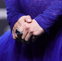 Sebagai pelengkap, Johnson mengenakan anting dan cincin mencolok dari Roberto Coin. Aktris yang rutin bekerja sama dengan penata gaya Kate Young itu resmi didapuk sebagai global ambassador untuk label perhiasan asal Italia tersebut sejak Mei 2025. (Foto: Joshua Sammer/Getty Images)