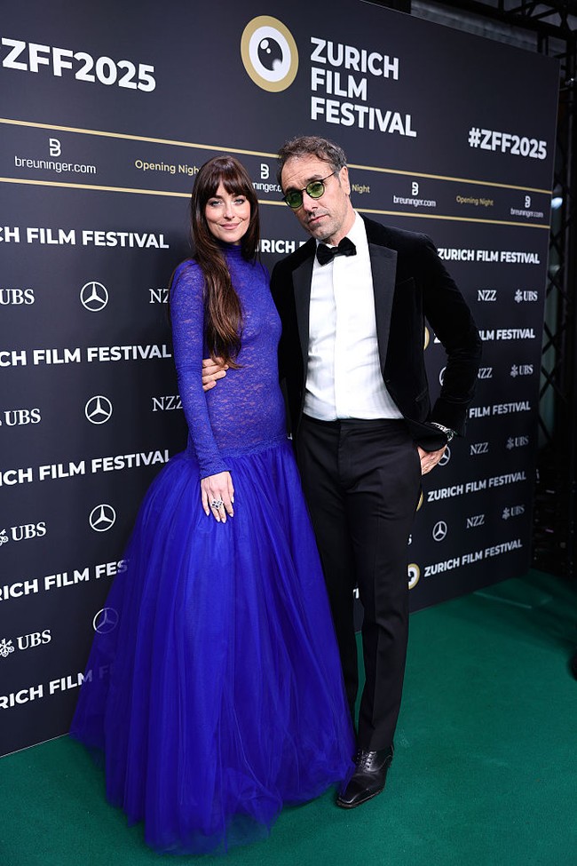 Dakota muncul dalam balutan gaun biru transparan rancangan Gucci, Kamis (25/9/2025). Busana tersebut menjadi sorotan karena merupakan salah satu karya custome-made pertama era Demna sebagai direktur kreatif rumah mode asal Italia itu.  Sebelumnya, Demna memimpin tim kreatif Balenciaga. (Foto: Joshua Sammer/Getty Images)