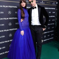 Dakota muncul dalam balutan gaun biru transparan rancangan Gucci, Kamis (25/9/2025). Busana tersebut menjadi sorotan karena merupakan salah satu karya custome-made pertama era Demna sebagai direktur kreatif rumah mode asal Italia itu.  Sebelumnya, Demna memimpin tim kreatif Balenciaga. (Foto: Joshua Sammer/Getty Images)