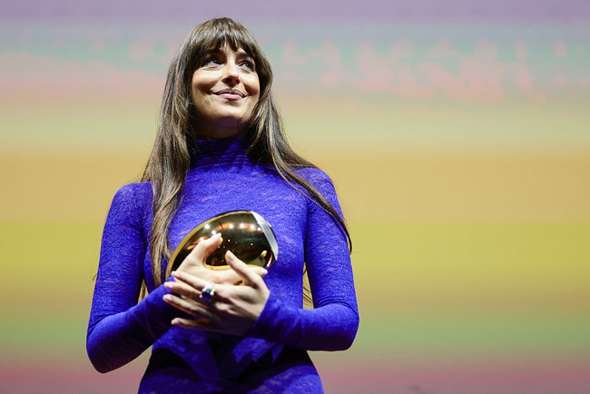 Dalam kesempatan yang sama, Johnson menerima penghargaan Golden Eye dari Zurich Film Festival sebagai apresiasi atas pencapaian kariernya, yang diserahkan menjelang pemutaran perdana film terbarunya, Splitsville. (Foto: Joshua Sammer/Getty Images)