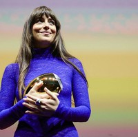 Dalam kesempatan yang sama, Johnson menerima penghargaan Golden Eye dari Zurich Film Festival sebagai apresiasi atas pencapaian kariernya, yang diserahkan menjelang pemutaran perdana film terbarunya, Splitsville. (Foto: Joshua Sammer/Getty Images)