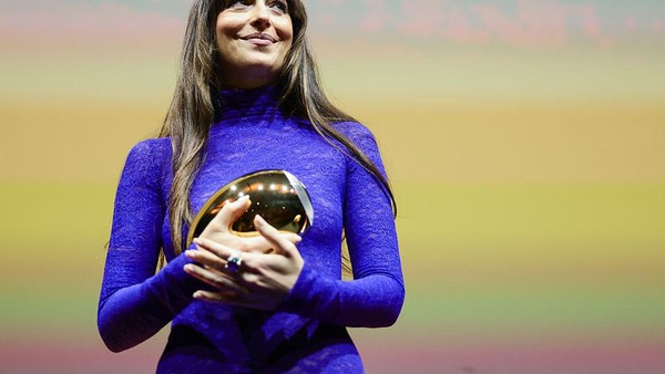 Foto: Gaya Dakota Johnson Jadi Selebriti Pertama Pakai Gucci Karya Demna