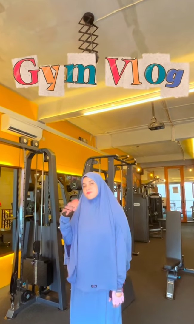 Gaya Fairuz A.rafiq mengenakan busana syari saat olahraga mendapatkan banjir pujian dari warganet di media sosial.