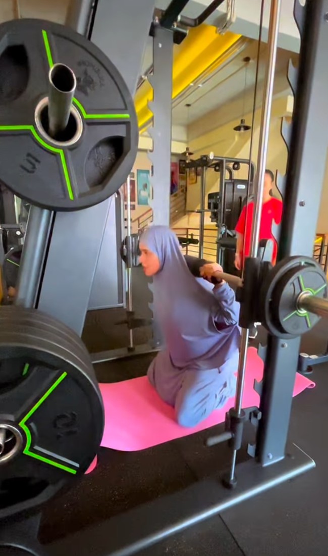 Gaya Fairuz A.rafiq mengenakan busana syari saat olahraga mendapatkan banjir pujian dari warganet di media sosial.