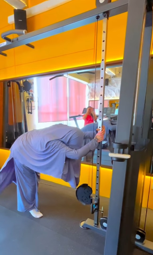 Gaya Fairuz A.rafiq mengenakan busana syari saat olahraga mendapatkan banjir pujian dari warganet di media sosial.