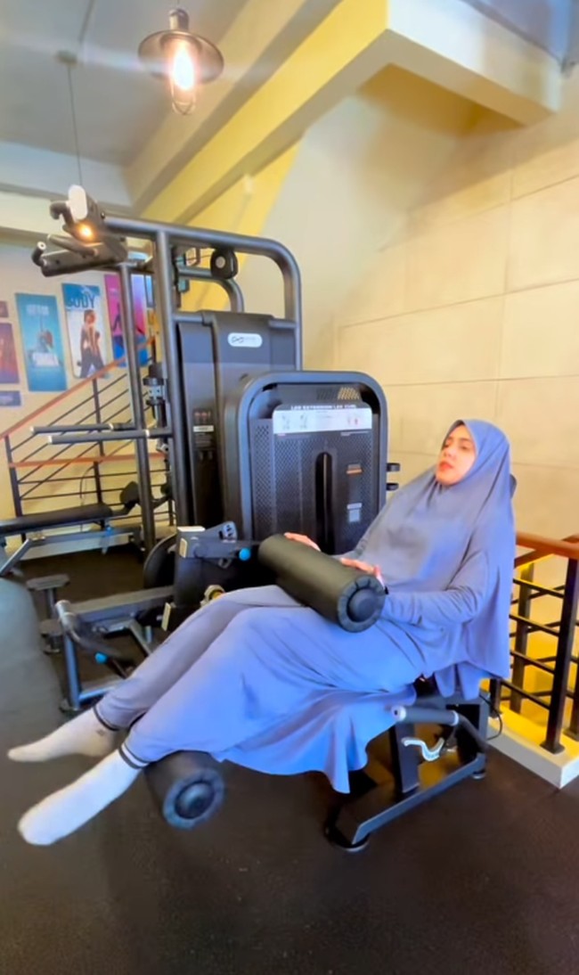Gaya Fairuz A.rafiq mengenakan busana syari saat olahraga mendapatkan banjir pujian dari warganet di media sosial.