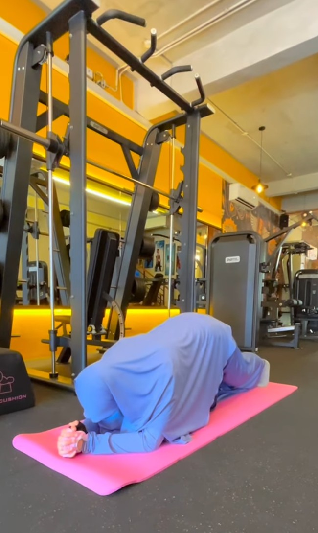 Gaya Fairuz A.rafiq mengenakan busana syari saat olahraga mendapatkan banjir pujian dari warganet di media sosial.