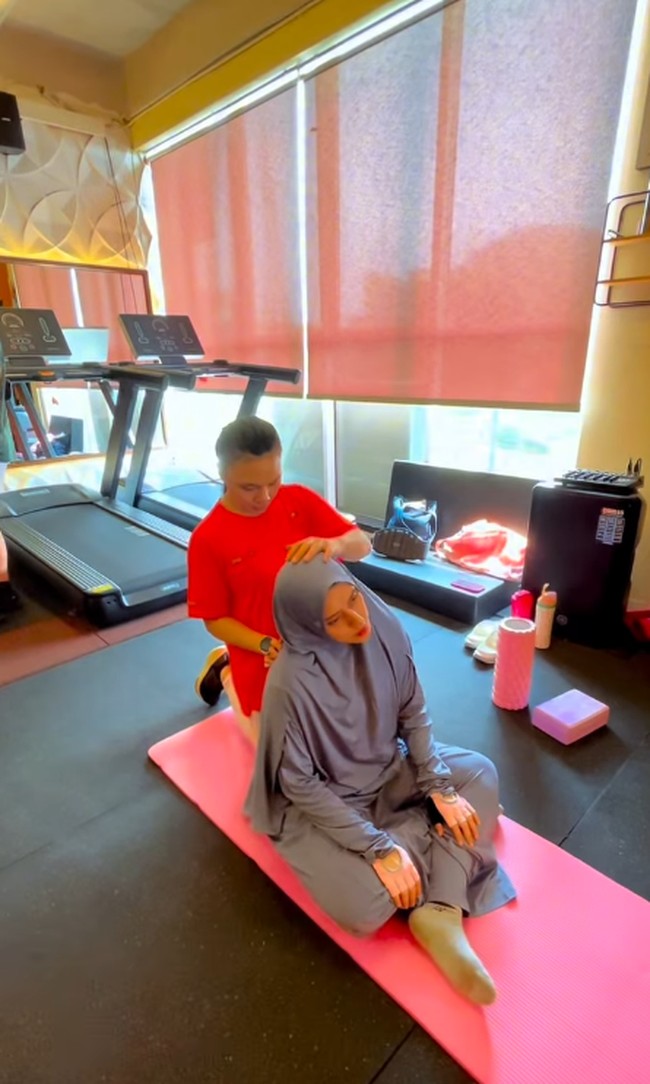 Gaya Fairuz A.rafiq mengenakan busana syari saat olahraga mendapatkan banjir pujian dari warganet di media sosial.