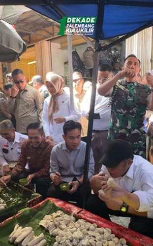 Heboh! Gibran Belajar Makan Pempek di Pasar Tumpah Palembang
