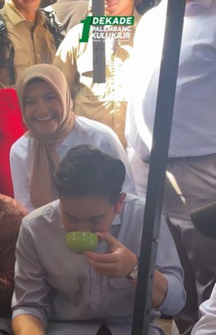 Heboh! Gibran Belajar Makan Pempek di Pasar Tumpah Palembang