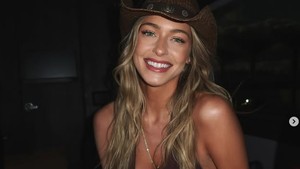 Keduanya tampak mesra di acara ulang tahun Taika Waititi ke-50. Dok. Instagram/Hannah Palmer