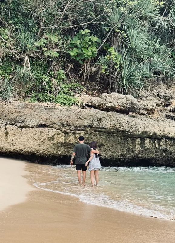 Happy Asmara dan Gilga Sahir di pantai Blitar.
