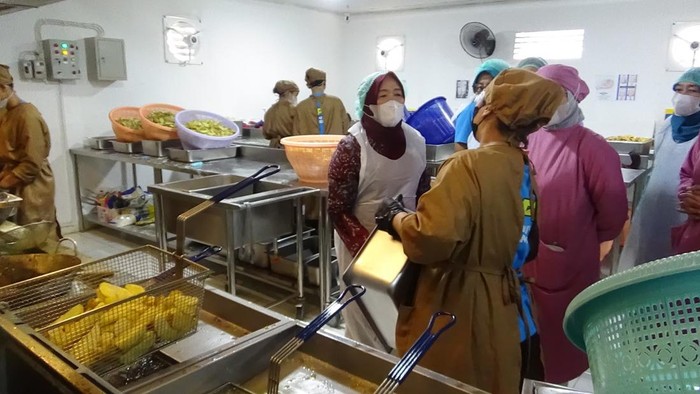 Hesti Haris bermasker putih saat melihat proses makanan di dapur SPPG buat penyaluran MBG di Jambi