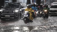 Genangan terpantau setinggi 10 sentimeter.