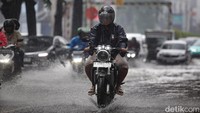 Intensitas hujan yang deras serta buruknya drainase membuat jalanan tergenang.