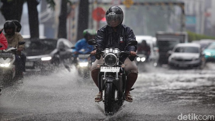 Jalan Arteri Pondok Indah arah Mall Pondok Indah tergenang imbas hujan deras. Lalu-lintas tersendat. Pengendara menerobos genangan di Jalan Sultan Iskandar Muda (Arteri Pondok Indah), Jakarta, Jumat (26/9/2025) pada pantauan pukul 16.00 WIB. Intensitas hujan yang deras serta buruknya drainase membuat jalanan tergenang.