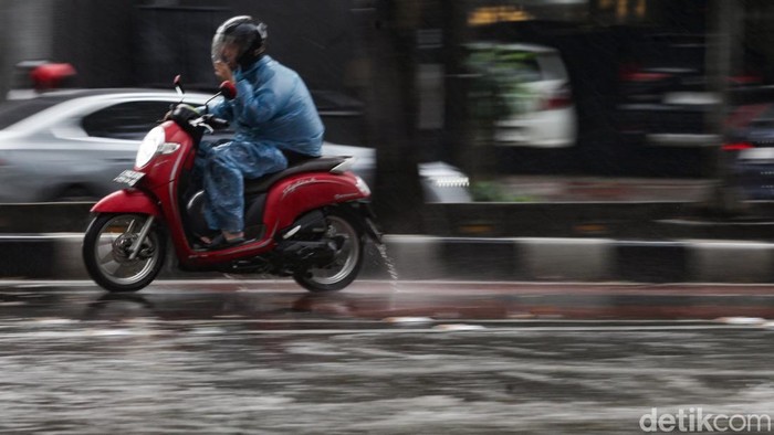 Hujan Deras, Jalan Arteri Pondok Indah Tergenang Jalan Arteri Pondok Indah arah Mall Pondok Indah tergenang imbas hujan deras. Lalu-lintas tersendat.  Pengendara menerobos genangan di Jalan Sultan Iskandar Muda (Arteri Pondok Indah), Jakarta, Jumat (26/9/2025) pada pantauan pukul 16.00 WIB. Intensitas hujan yang deras serta buruknya drainase membuat jalanan tergenang.