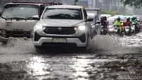 Pengendara menerobos genangan di Jalan Sultan Iskandar Muda (Arteri Pondok Indah), Jakarta, Jumat (26/9/2025) pada pantauan pukul 16.00 WIB.