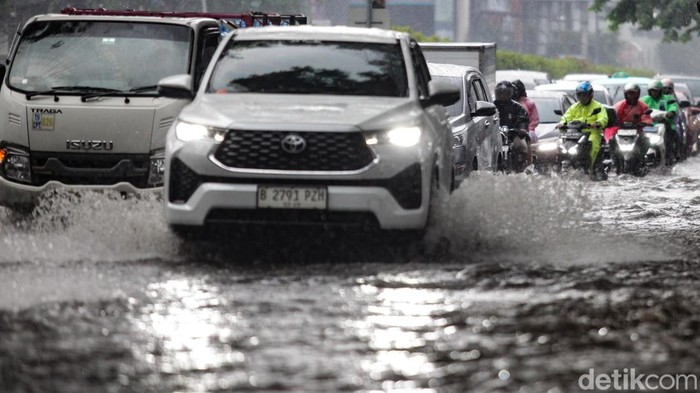 Jalan Arteri Pondok Indah arah Mall Pondok Indah tergenang imbas hujan deras. Lalu-lintas tersendat.  Pengendara menerobos genangan di Jalan Sultan Iskandar Muda (Arteri Pondok Indah), Jakarta, Jumat (26/9/2025) pada pantauan pukul 16.00 WIB. Intensitas hujan yang deras serta buruknya drainase membuat jalanan tergenang.