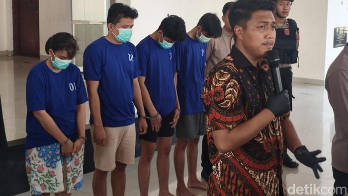 Pelaku pengedar uang palsu saat dihadirkan di Konferensi Pers Polres Demak, Jumat (26/9/2025)