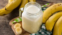 Buah dengan kandungan asam tinggi perlu dihindari penderita asam lambung. Beralihlah ke buah rendah asam seperti pisang yang bisa dikonsumsi sebagai menu sarapan atau camilan sehat. Foto: Getty Images/etorres69