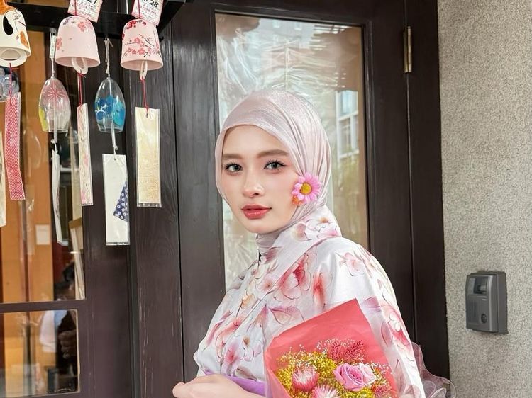Foto Liburannya Inara Rusli di Jepang, Cantik Pakai Kimono