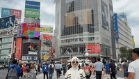 Gayanya saat berfoto di Shibuya yang ikonik.