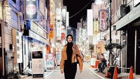 Saat di Tokyo, Inara mengabadikan kunjungannya dengan berfoto di Ueno Tokyo Japan.