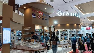 Di booth penerbit Kompas Gramedia, semua buku didiskon 20 %. Buku dari berbagai genre, di antaranya untuk anak-anak hingga buku fiksi semuanya dapat korting. Foto: Tia Agnes/ detikcom