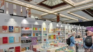Salah satu yang dinanti adalah diskon besar-besaran yang ada di IIBF 2025. Pameran buku dan literasi tahunan ini digelar di Assembly Hall, Jakarta Convention Center (JCC), kawasan Senayan, Jakarta Pusat, hingga akhir pekan ini. Foto: Tia Agnes/ detikcom