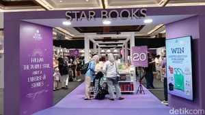 IIBF juga menghadirkan distributor buku impor Water Lily Literary, Sinar Star Books, dan Kinokuniya Bookstore. Kerennya, mayoritas diskon 20 % ke atas, yang menjual buku-buku terbitan Penguin-Random House, Harper Collins, Scholastic, Iglo Books, DK, Bloomsbury, Hachette Books, Pan Macmillan, Simon & Schuster, Bonnier Books. Foto: Tia Agnes/ detikcom