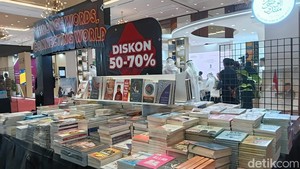 Di booth Mizan Group, ada yang diskon 20%, 50%, dan 70%. Cermati setiap boks buku ya. Foto: Tia Agnes/ detikcom