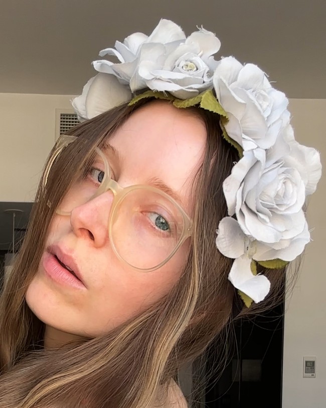 Jessie sendiri sebenarnya sudah sejak awal tahun menjual konten eksklusifnya di OnlyFans. Dilaporkan Jessie sering mengunggah foto-foto rambut panjangnya. Foto: Instagram Jessica Cave