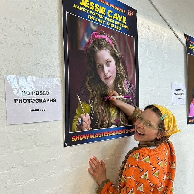 Meski begitu ia mengaku tidak kecewa karena tidak diikutsertakan dalam acara Harry Potter karena serial Harry Potter yang baru sedang dalam tahap produksi.Akan ada pemeran baru sekarang, dan ini zaman yang berbeda. Lagipula, aku sudah menyelenggarakan konvensi selama lebih dari 15 tahun dan punya cukup banyak foto dan memorabilia penyihir, tulisnya.Foto: Instagram Jessica Cave