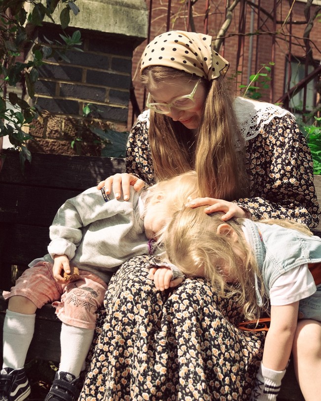 Berkat kontennya, Jessie mengaku sangat terbantu untuk keluarganya tinggal di rumah baru, termasuk untuk mengecat, memasang karpet, dan membangun tempat tidur susun untuk anak-anaknya.  Foto: Instagram Jessica Cave