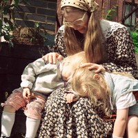 Berkat kontennya, Jessie mengaku sangat terbantu untuk keluarganya tinggal di rumah baru, termasuk untuk mengecat, memasang karpet, dan membangun tempat tidur susun untuk anak-anaknya.  Foto: Instagram Jessica Cave